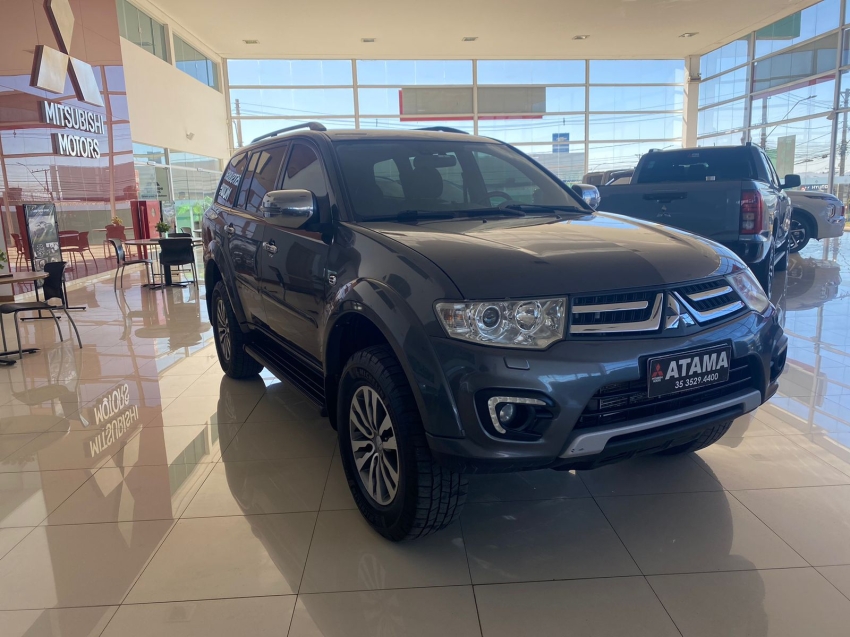 mitsubishi pajero dakar 3.2 hpe 4x4 7 lugares 16v turbo intercooler diesel 4p automatico 2018 mitsubishi pajero dakar 3.2 hpe 4x4 7 lugares 16v turbo intercooler diesel 4p automatico 2018