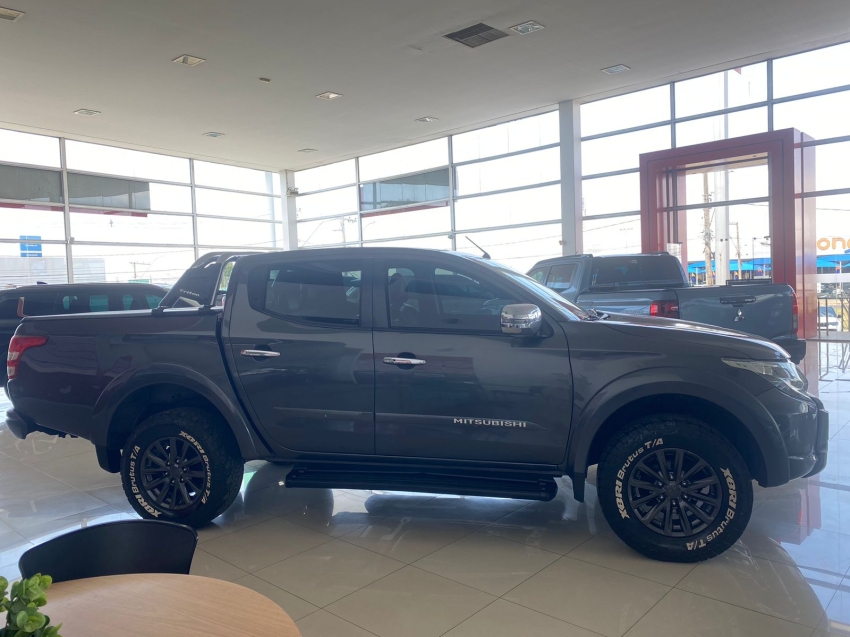 mitsubishi l200 triton 2.4 16v turbo diesel sport hpe-s cd 4p 4x4 automatico 2019