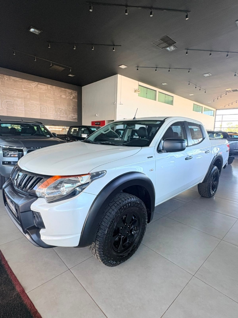 mitsubishi l200 triton 2.4 16v turbo diesel outdoor gls cd 4x4 automatico 4p 20222