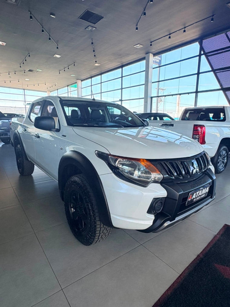 mitsubishi l200 triton 2.4 16v turbo diesel outdoor gls cd 4x4 automatico 4p 20220