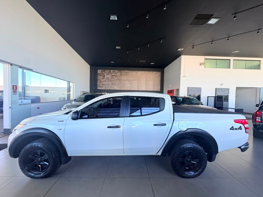 mitsubishi l200 triton 2.4 16v turbo diesel outdoor gls cd 4x4 automatico 4p 20223