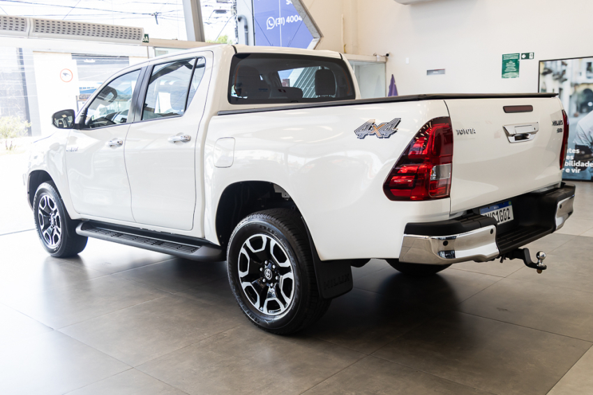 Toyota HILUX 2.8 D-4D TURBO DIESEL CD SRV 4X4 AUTOMÁTICO 8