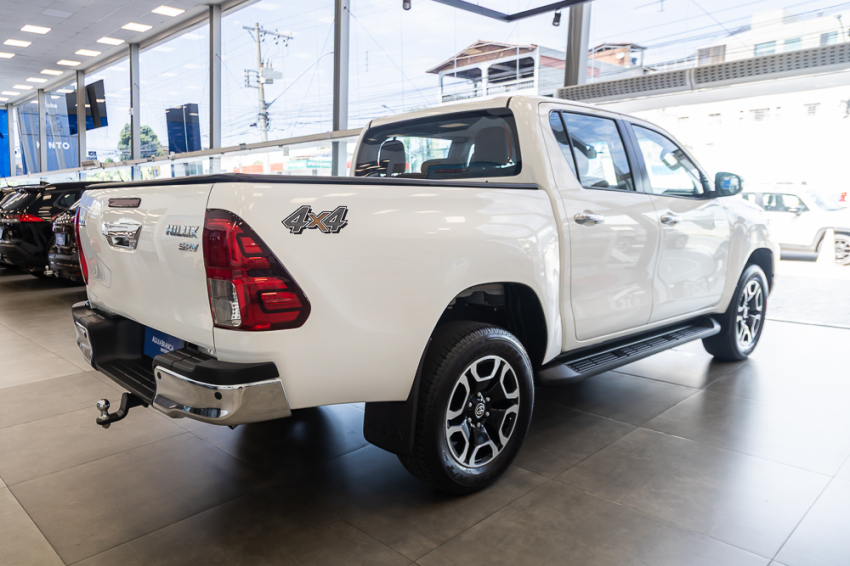 Toyota HILUX 2.8 D-4D TURBO DIESEL CD SRV 4X4 AUTOMÁTICO 10
