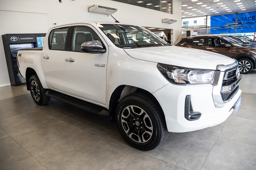 Toyota HILUX 2.8 D-4D TURBO DIESEL CD SRV 4X4 AUTOMÁTICO 6