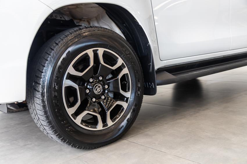 Toyota HILUX 2.8 D-4D TURBO DIESEL CD SRV 4X4 AUTOMÁTICO 2