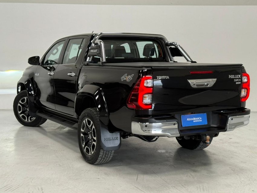 Toyota HILUX 2.8 D-4D TURBO DIESEL CD SRX PLUS 4X4 AUTOMÁTICO 6