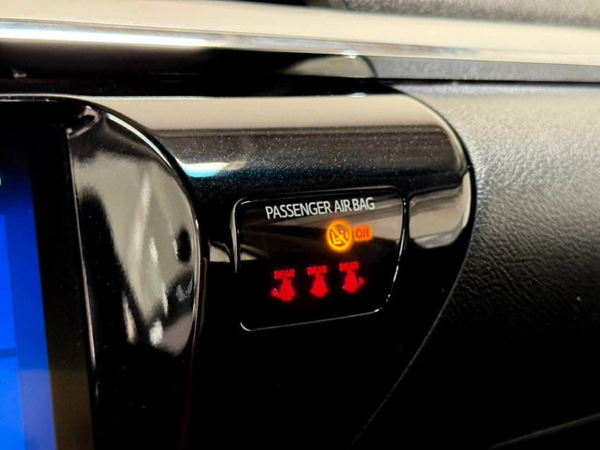 Toyota HILUX 2.8 D-4D TURBO DIESEL CD SRX PLUS 4X4 AUTOMÁTICO 18