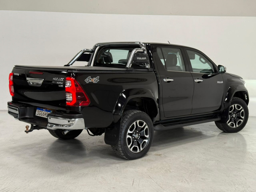 Toyota HILUX 2.8 D-4D TURBO DIESEL CD SRX PLUS 4X4 AUTOMÁTICO 9