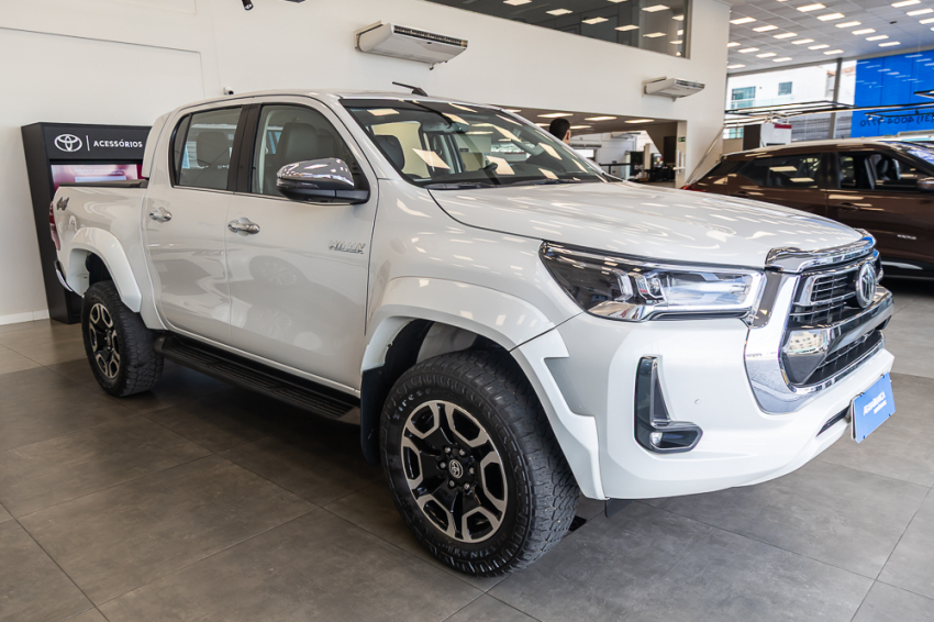 Toyota HILUX 2.8 D-4D TURBO DIESEL CD SRX PLUS 4X4 AUTOMÁTICO 6