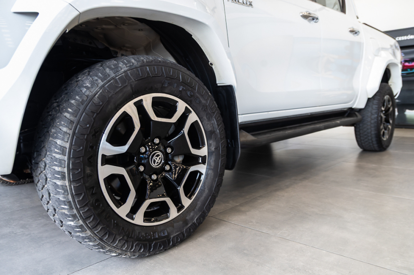 Toyota HILUX 2.8 D-4D TURBO DIESEL CD SRX PLUS 4X4 AUTOMÁTICO 2
