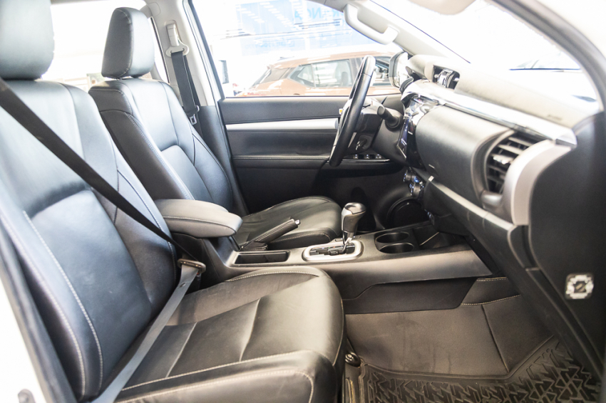 Toyota HILUX 2.8 D-4D TURBO DIESEL CD SRX PLUS 4X4 AUTOMÁTICO 19