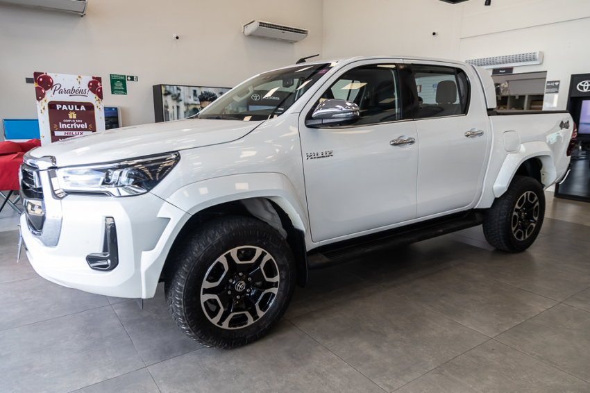 Toyota HILUX 2.8 D-4D TURBO DIESEL CD SRX PLUS 4X4 AUTOMÁTICO