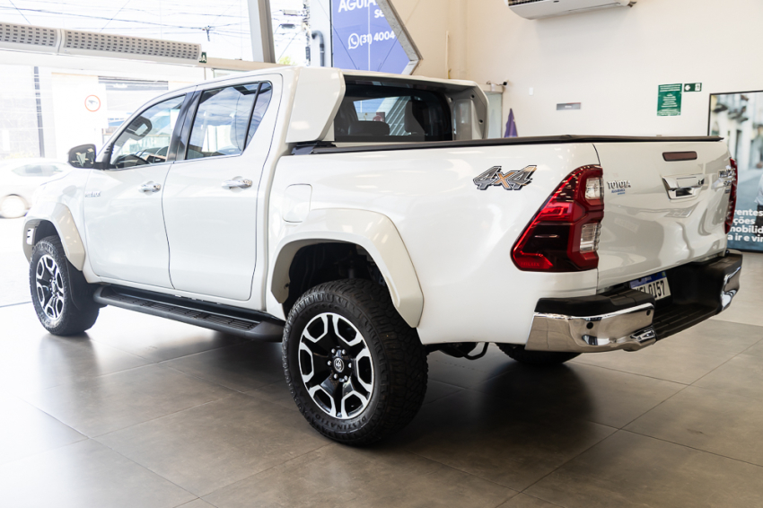 Toyota HILUX 2.8 D-4D TURBO DIESEL CD SRX PLUS 4X4 AUTOMÁTICO 8