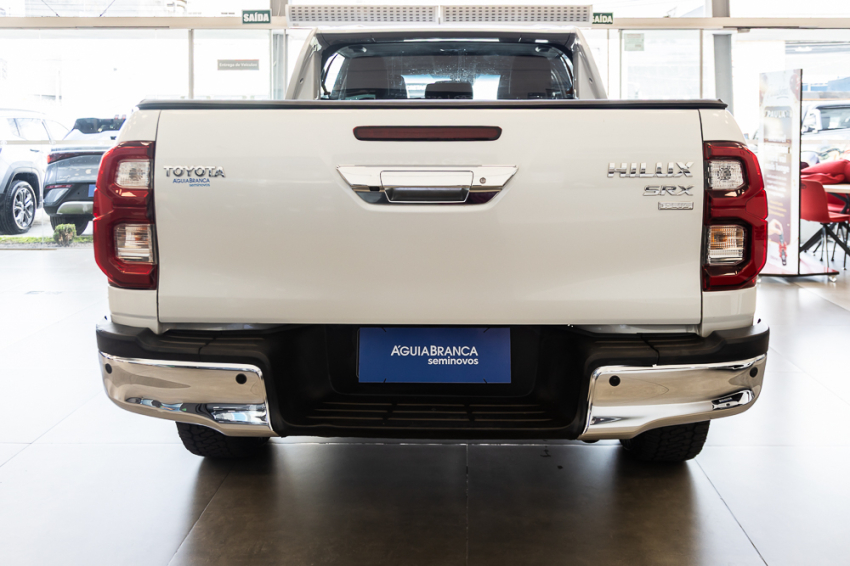 Toyota HILUX 2.8 D-4D TURBO DIESEL CD SRX PLUS 4X4 AUTOMÁTICO 9