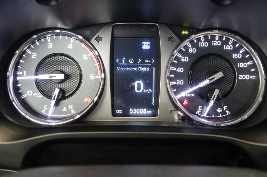 Toyota HILUX 2.8 D-4D TURBO DIESEL CD SRX PLUS 4X4 AUTOMÁTICO 12