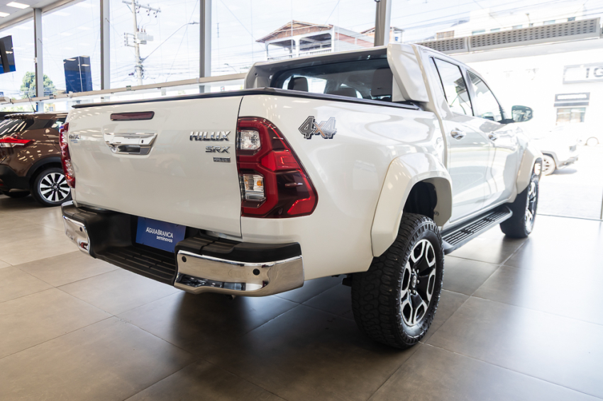 Toyota HILUX 2.8 D-4D TURBO DIESEL CD SRX PLUS 4X4 AUTOMÁTICO 10