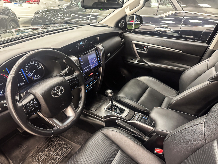 Carro Toyota HILUX SW4