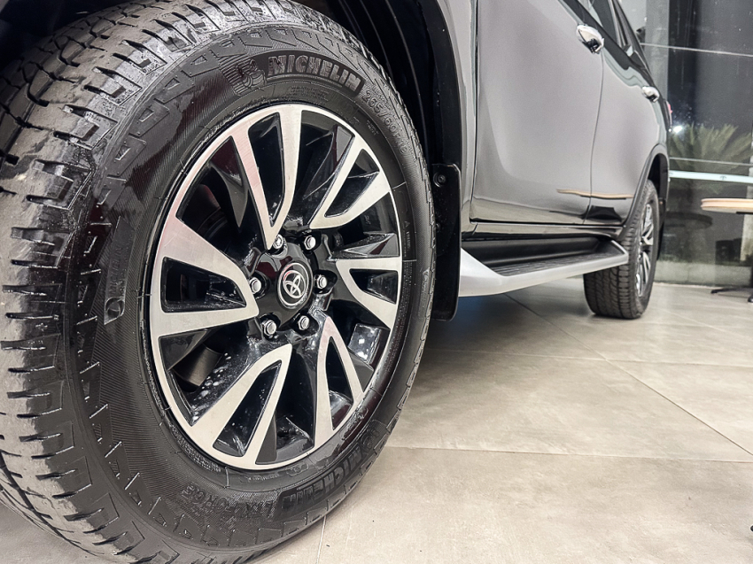 Carro Toyota HILUX SW4