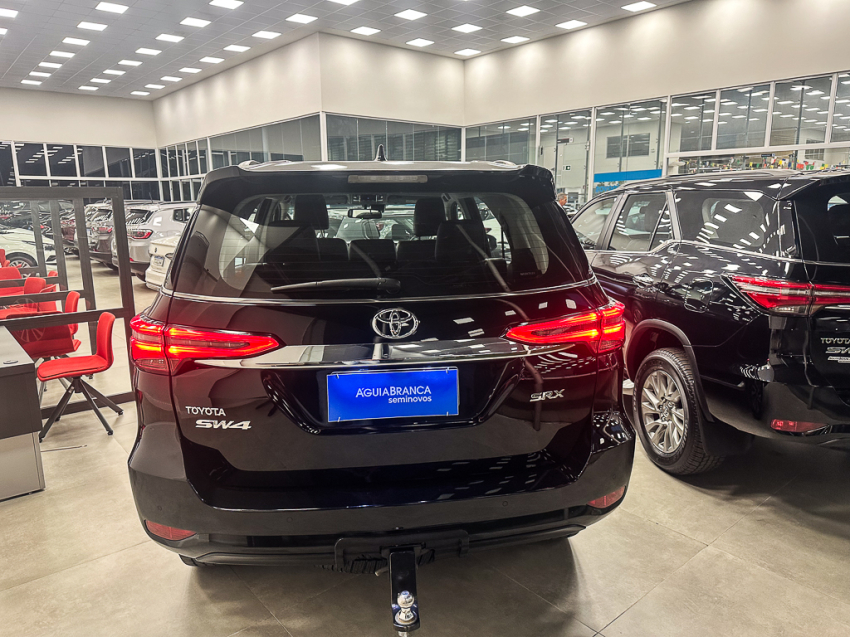Carro Toyota HILUX SW4