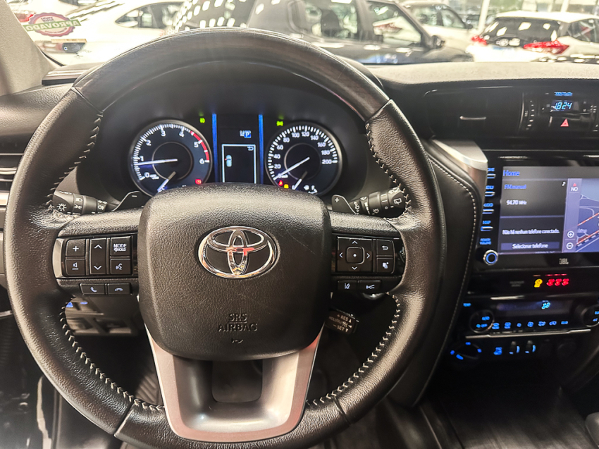 Carro Toyota HILUX SW4