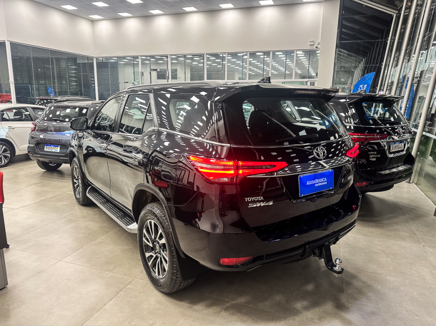 Carro Toyota HILUX SW4