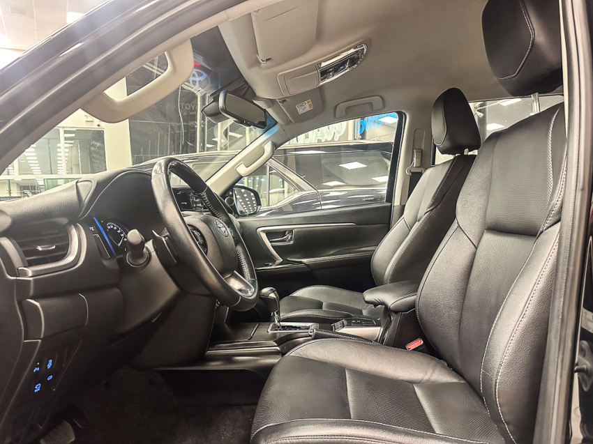 Carro Toyota HILUX SW4