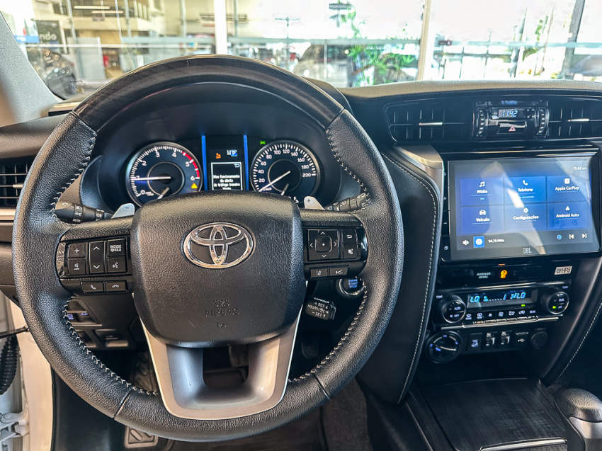 Toyota HILUX SW4 2.8 D-4D TURBO DIESEL SRX PLATINUM 7L 4X4 AUTOMÁTICO 15
