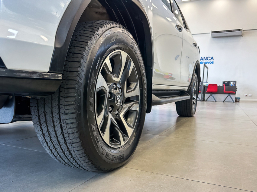 Toyota HILUX SW4 2.8 D-4D TURBO DIESEL SRX PLATINUM 7L 4X4 AUTOMÁTICO 2