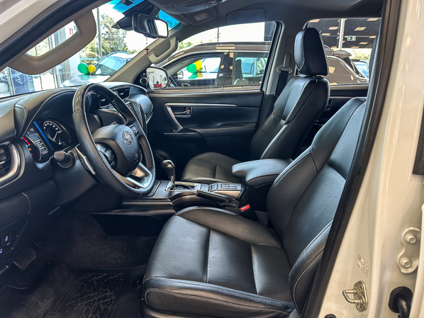 Toyota HILUX SW4 2.8 D-4D TURBO DIESEL SRX PLATINUM 7L 4X4 AUTOMÁTICO 18