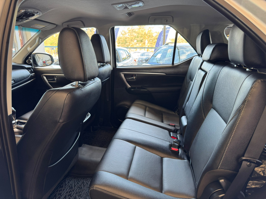 Toyota HILUX SW4 2.8 D-4D TURBO DIESEL SRX PLATINUM 4X4 AUTOMÁTICO 22