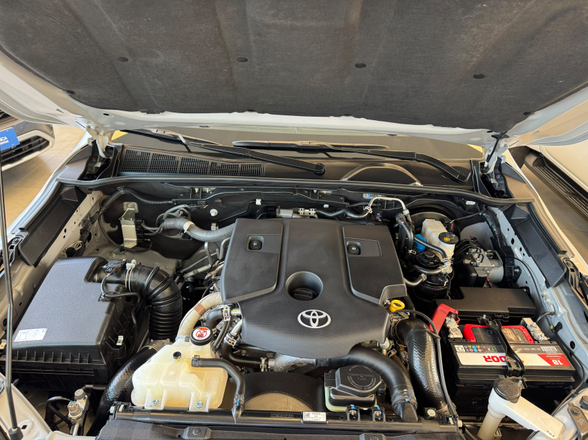 Toyota HILUX SW4 2.8 D-4D TURBO DIESEL SRX PLATINUM 4X4 AUTOMÁTICO 6