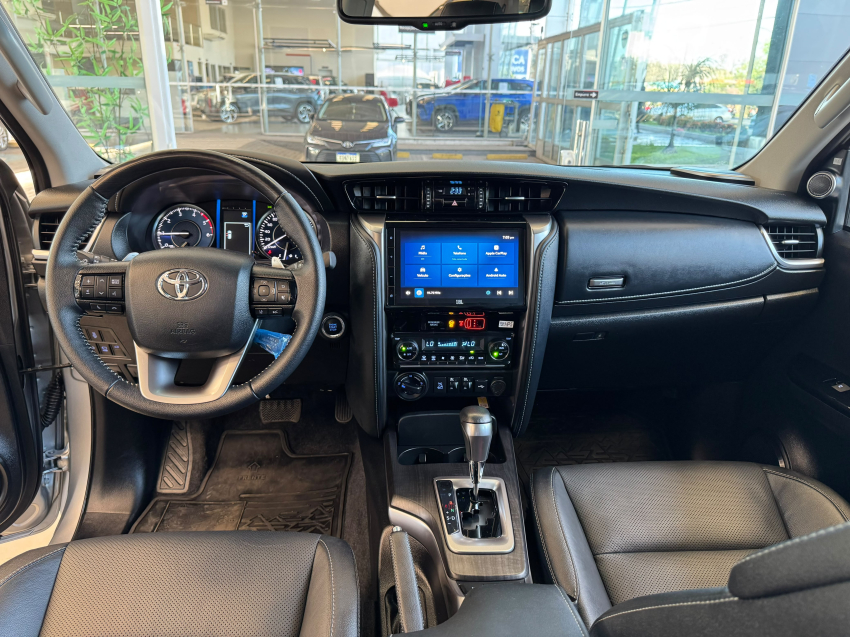 Toyota HILUX SW4 2.8 D-4D TURBO DIESEL SRX PLATINUM 4X4 AUTOMÁTICO 12