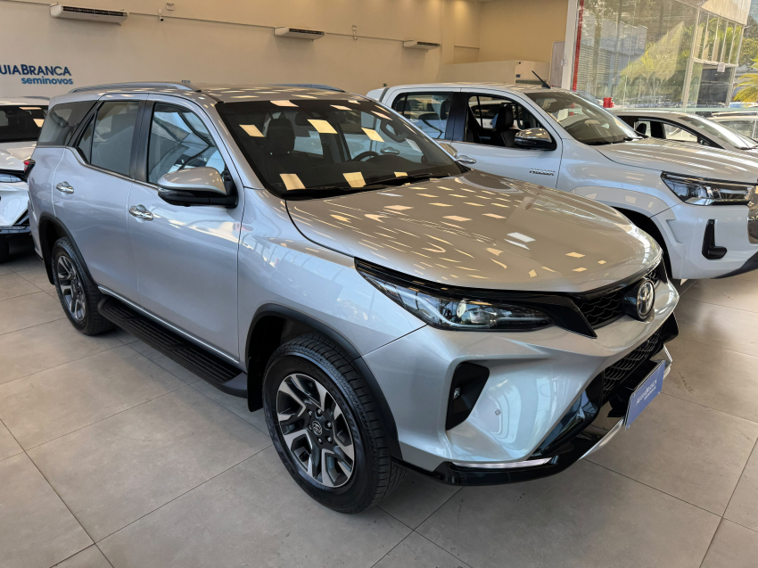 Toyota HILUX SW4 2.8 D-4D TURBO DIESEL SRX PLATINUM 4X4 AUTOMÁTICO 5