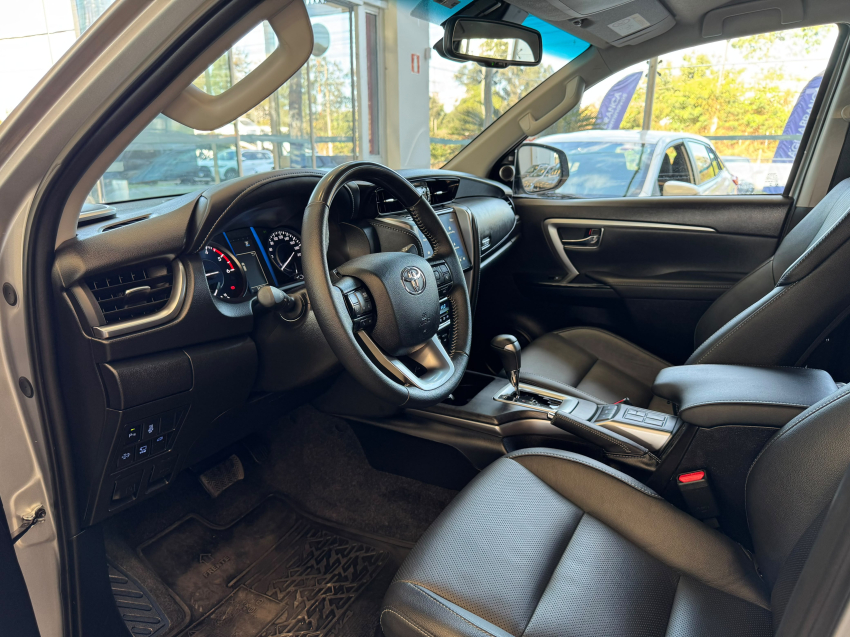 Toyota HILUX SW4 2.8 D-4D TURBO DIESEL SRX PLATINUM 4X4 AUTOMÁTICO 13