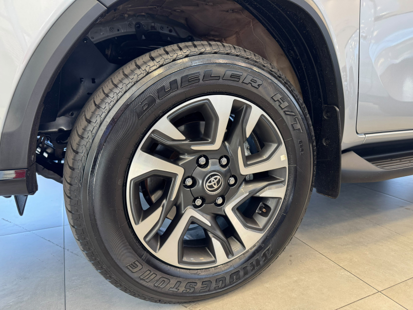 Toyota HILUX SW4 2.8 D-4D TURBO DIESEL SRX PLATINUM 4X4 AUTOMÁTICO 2