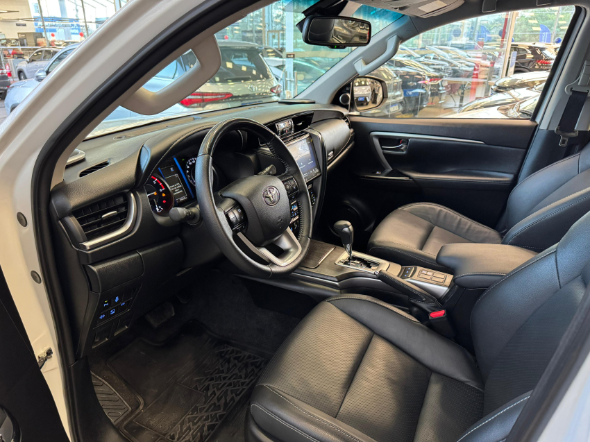 Toyota HILUX SW4 2.8 D-4D TURBO DIESEL SRX PLATINUM 4X4 AUTOMÁTICO 15