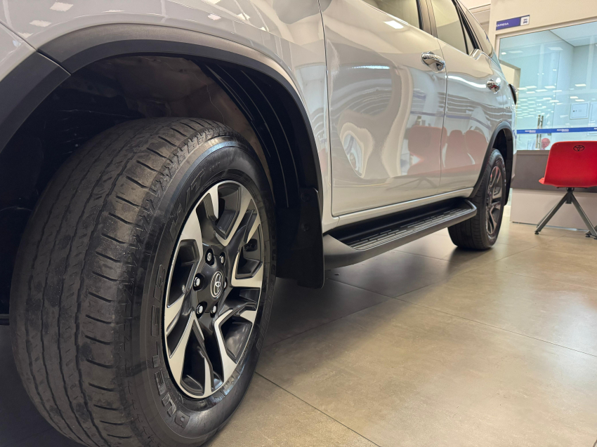 Toyota HILUX SW4 2.8 D-4D TURBO DIESEL SRX PLATINUM 4X4 AUTOMÁTICO 2
