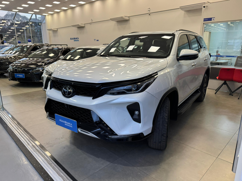 Toyota HILUX SW4 2.8 D-4D TURBO DIESEL SRX PLATINUM 4X4 AUTOMÁTICO