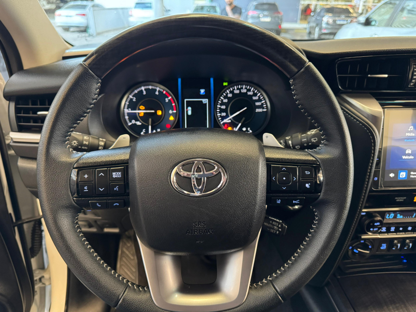 Toyota HILUX SW4 2.8 D-4D TURBO DIESEL SRX PLATINUM 4X4 AUTOMÁTICO 16