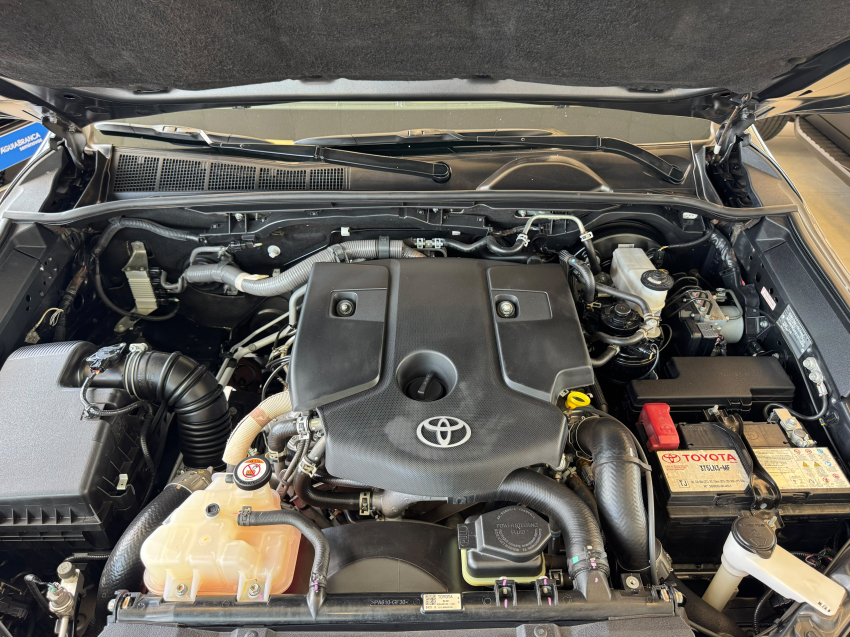 Toyota HILUX 2.8 D-4D TURBO DIESEL CD SRV 4X4 AUTOMÁTICO 5