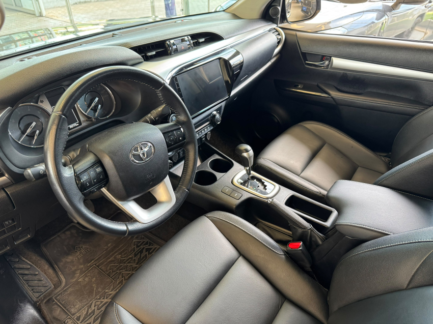 Toyota HILUX 2.8 D-4D TURBO DIESEL CD SRV 4X4 AUTOMÁTICO 11