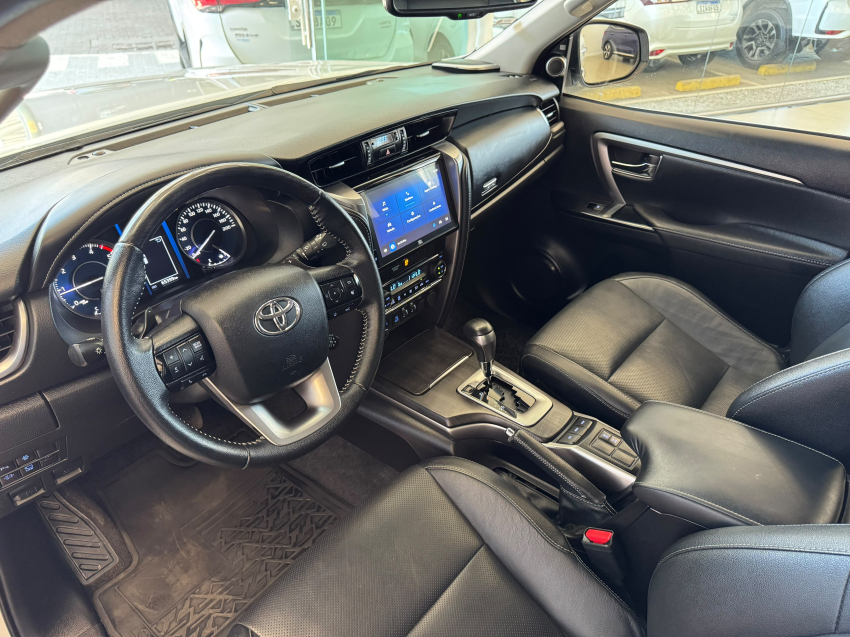 Toyota HILUX SW4 2.8 D-4D TURBO DIESEL SRX 7L 4X4 AUTOMÁTICO 13