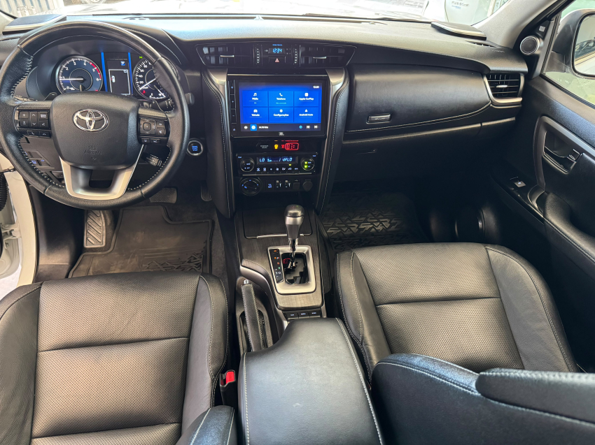 Toyota HILUX SW4 2.8 D-4D TURBO DIESEL SRX 7L 4X4 AUTOMÁTICO 12