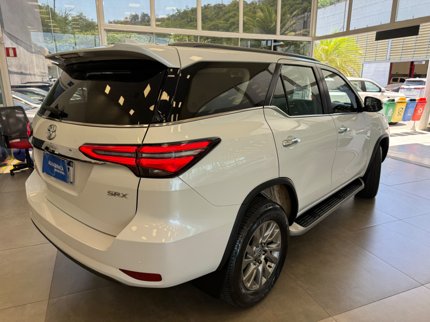 Toyota HILUX SW4 2.8 D-4D TURBO DIESEL SRX 7L 4X4 AUTOMÁTICO 8