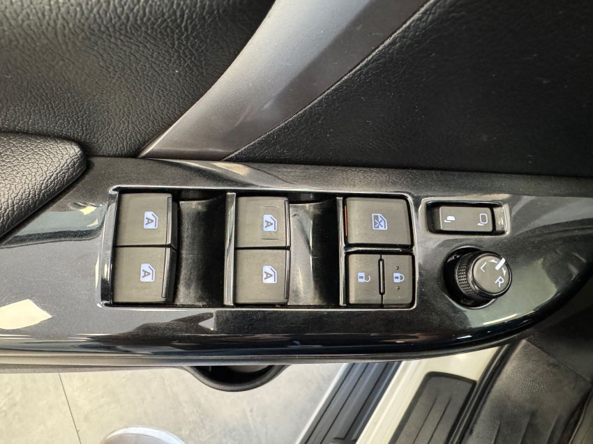 Toyota HILUX SW4 2.8 D-4D TURBO DIESEL SRX 7L 4X4 AUTOMÁTICO 20