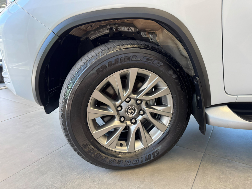 Toyota HILUX SW4 2.8 D-4D TURBO DIESEL SRX 7L 4X4 AUTOMÁTICO 2