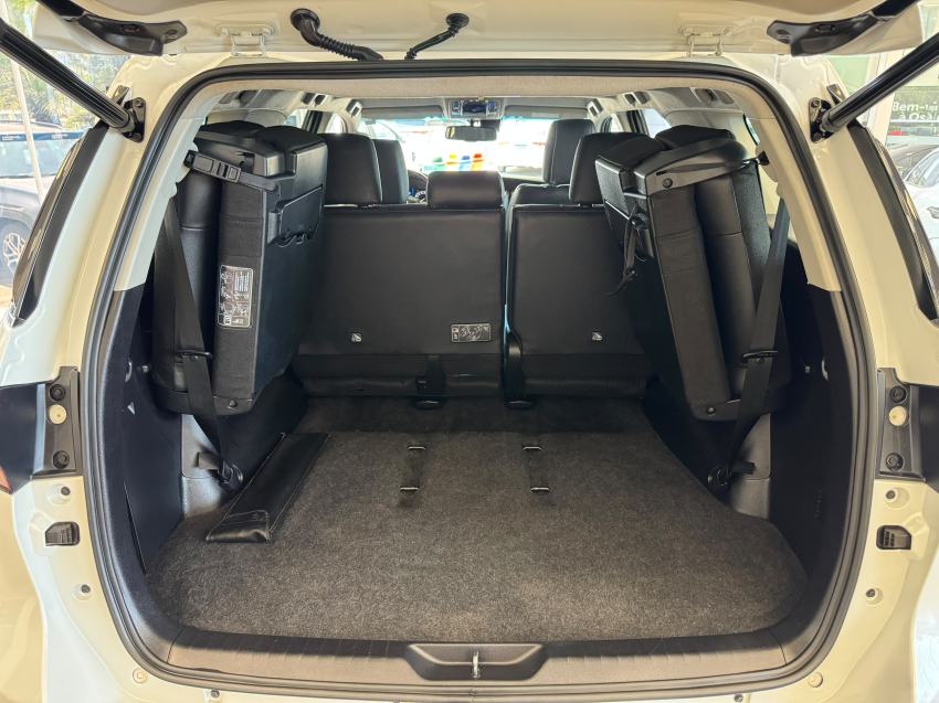 Toyota HILUX SW4 2.8 D-4D TURBO DIESEL SRX 7L 4X4 AUTOMÁTICO 9
