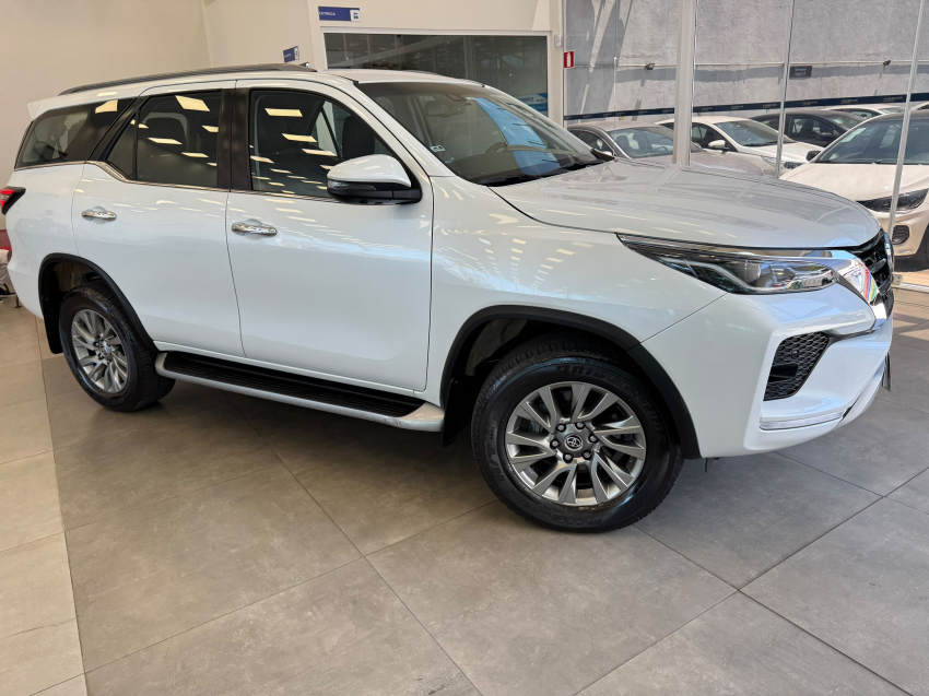 Toyota HILUX SW4 2.8 D-4D TURBO DIESEL SRX 7L 4X4 AUTOMÁTICO 4