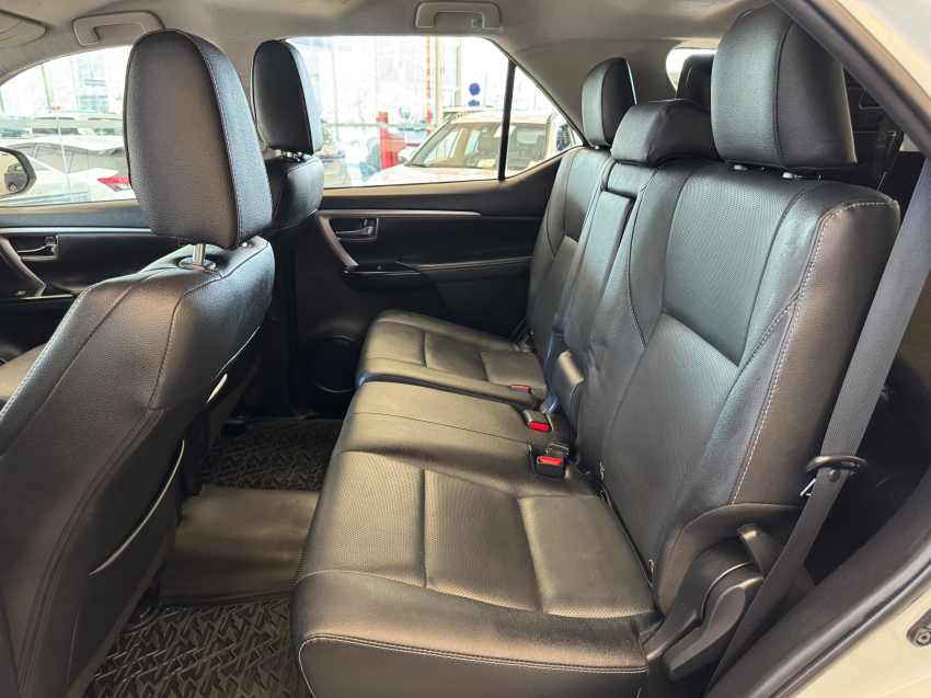 Toyota HILUX SW4 2.8 D-4D TURBO DIESEL SRX 7L 4X4 AUTOMÁTICO 22