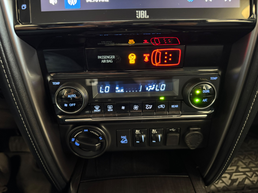 Toyota HILUX SW4 2.8 D-4D TURBO DIESEL SRX 7L 4X4 AUTOMÁTICO 17